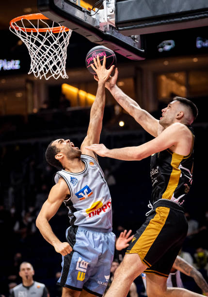 游泳春锦赛：覃海洋打开2分10秒排名第一，叶诗文第八惊险晋级.