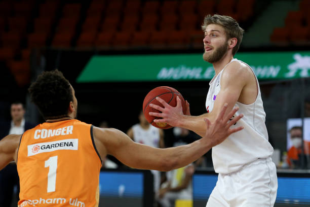 据俱乐部内 据俱乐部内