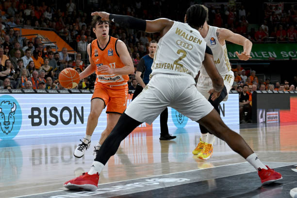 亚的中场灵 亚的中场灵